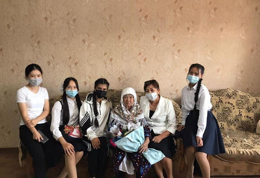 Ардагер ұстаздарды құттықтау